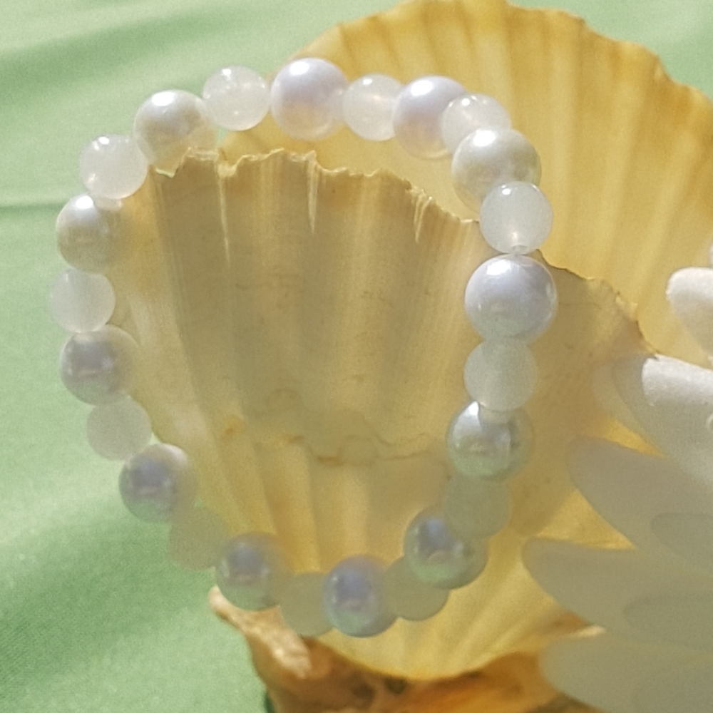 ⚪🧜🏼‍♀️ Luminous Pearl Bracelet